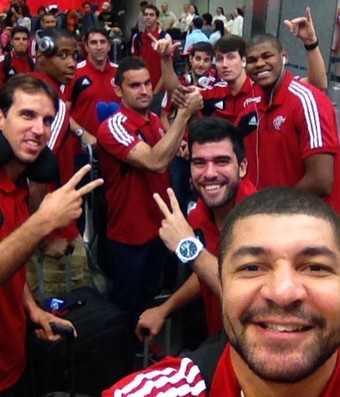 Delegação do Flamengo no Galeão embarcando rumo ao México (Foto: Reprodução Facebook) Delegação do Flamengo no Galeão embarcando rumo ao México (Foto: Reprodução Facebook)