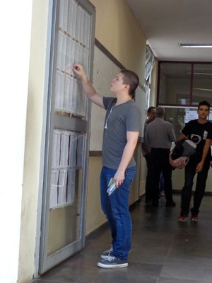 Aluno confere local de prova no Campus do Vale (Foto: Luiza Carneiro/G1)