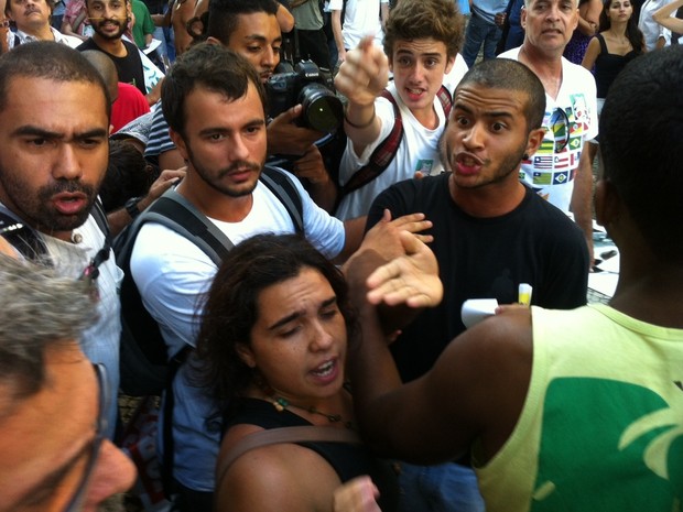 Protesto contra o Golpe de 64 reúne manifestantes no Centro do Rio (Foto: Marcelo Elizardo/G1)