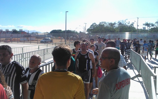 Fila de torcedores na Arena Castelão (Foto: Juscelino Filho)