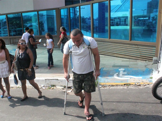 De muletas, o vigilante José de Souza buscou atendimento em vão (Foto: Marcos Dantas / G1 AM)