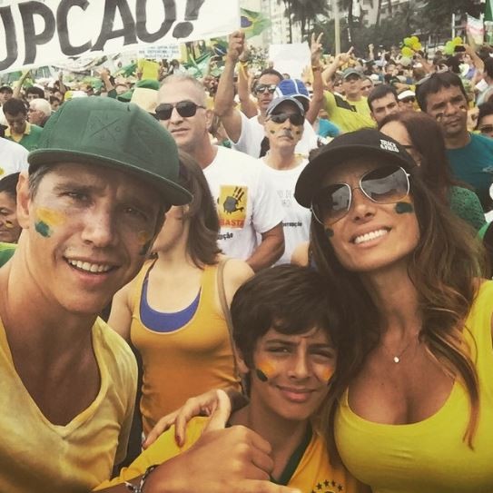 Marcio Garcia  e família em manifestação anti-Dilma (Foto: Instagram / Reprodução)