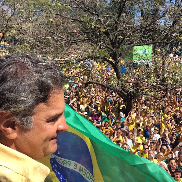 Aécio Neves em meio às manifestações de 16 de agosto (Foto: Reprodução / Instagram) Aécio Neves em meio às manifestações de 16 de agosto (Foto: Reprodução / Instagram)