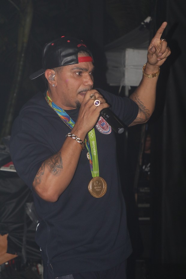Naldo se diverte em show com medalha de ouro de Luan Guilherme (Foto: Fred Pontes / Divulgação)