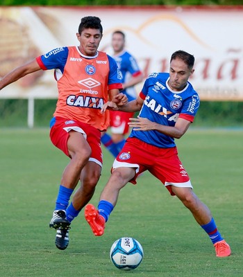 Régis e Edson disputam jogada em treino do Bahia (Foto: Felipe Oliveira / Divulgação / E.C. Bahia)