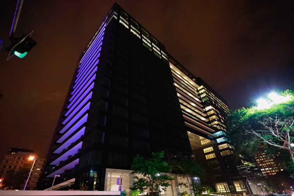 No edifício Pátio Victor Malzoni, na Av. Faria Lima, onde fica a sede do Google, o bloco da esquerda é visto quase completamente apagado por volta de 19h30 de um dia útil; a recepção informa que apenas os 3 últimos andares estão ocupados. (Foto: Fábio Tito/G1)