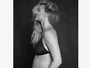 Bar Refaeli, de sutiã, exibe a barriga de grávida para ensaio de fotos