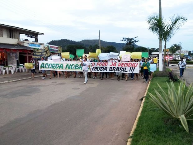 Moradores e estudantes se reuniram para protestar em Nobres. (Foto: Arthur Brazilino da Silva Filho/ VC no G1)