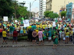 Manifestantes vestem verde e amarelo e exibem bandeiras do Brasil, em Pelotas (Foto: Luiza Wiener/ RBS TV.)