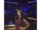 Ex-BBB Amanda Djehdian usa vestido justinho para noite em Las Vegas