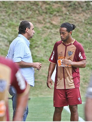 Alexandre Kalil e Ronaldinho conversam no Galo (Foto: Bruno Cantini / Site Oficial do Atlético-MG)