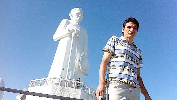 Ronaldo Angelim, aos pés da estátua de Padre Cícero, em Juazeiro do Norte, Ceará (Foto: Diego Morais / Globoesporte.com)
