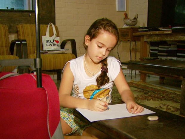 Laura, de 8 anos, escreveu ao saber que a rainha existe fora do conto de fada (Foto: Oscar Herculano Jr/ EPTV)