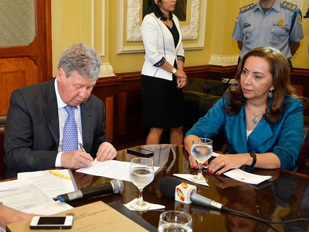 Decreto foi assinado por prefeito de Manaus e presidente do TRE (Foto: Tácio Melo/Semcom)