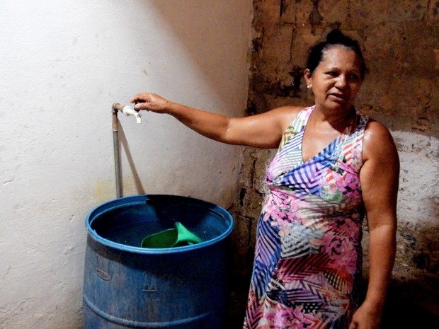 Josefa Bezerra mora em parte alta de bairro e água demora mais a chegar (Foto: Thyago Macedo / G1)