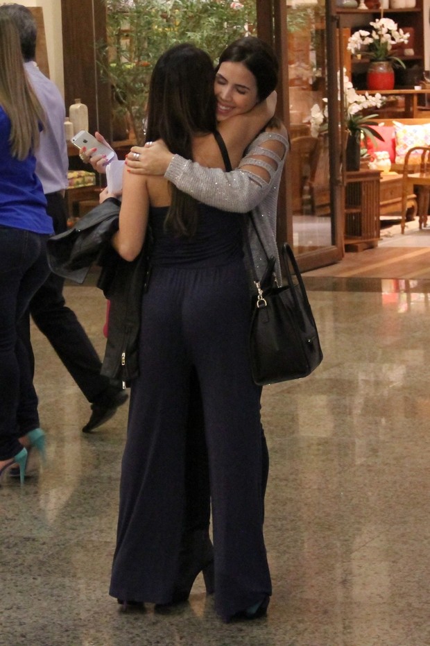 Carla Diaz e Pérola Faria em shopping do Rio (Foto: Wallace Barbosa / AgNews) Carla Diaz e Pérola Faria em shopping do Rio (Foto: Wallace Barbosa / AgNews)