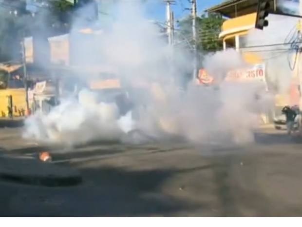 Polícia lançou bombas de efeito moral contra manifestantes (Foto: Reprodução/ Globo News)