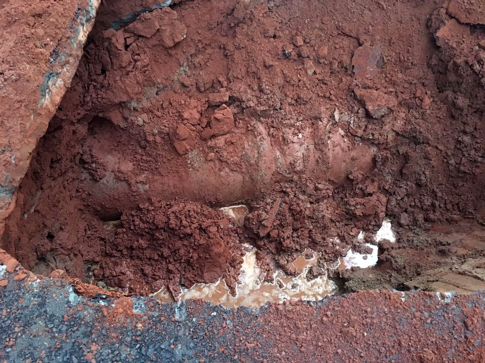 Buraco causou a interdição do trânsito em frente ao PUM, em Presidente Prudente (Foto: Stephanie Fonseca/G1)