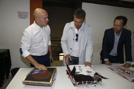 Gringo Cardia, Antonio Banderas e Vik Muniz na Spectaculu (Foto: AgNews)