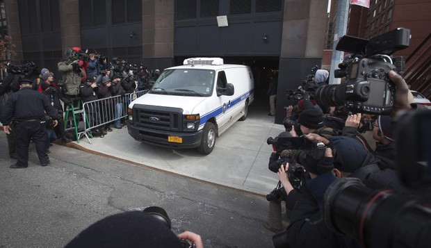 Corpo de L&#39;Wren Scott é levado de seu apartamento (Foto: REUTERS/Carlo Allegri )