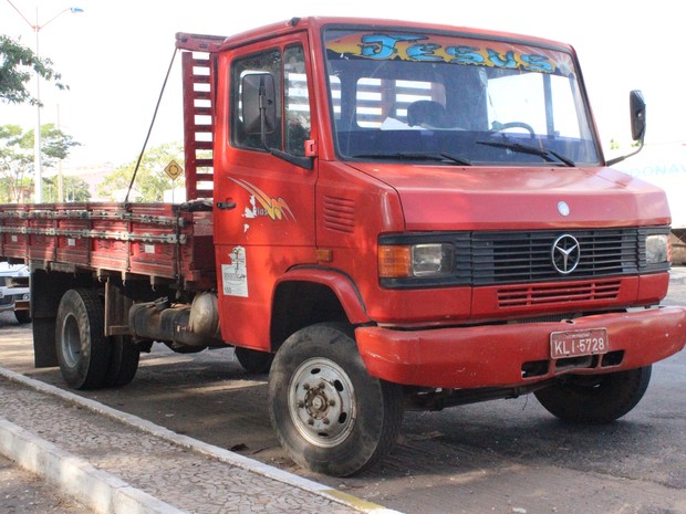 O aluguel de um caminhão como este custa R$ 800 (Foto: Pedro Santiago/G1)