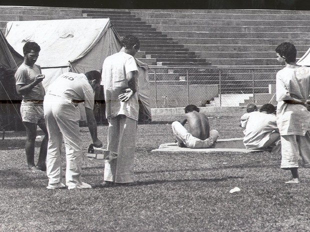Pessoas contaminadas por césio-137 acampadas no Estádio Olímpico em Goiânia, Goiás (Foto: Yoshikazu Maeda/O Popular)