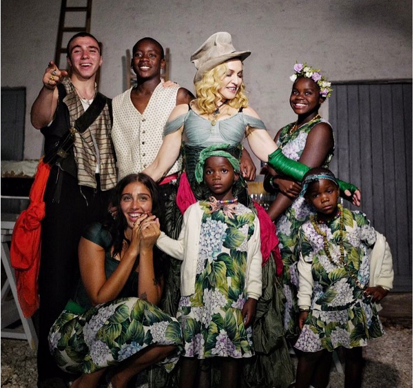 Madonna posa pela primeira vez com seus seis filhos - Monet | Celebridades