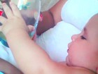Orgulhosa, Priscila Pires mostra filho  de 4 meses bebendo suco no copo