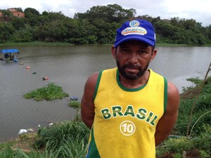 Reginaldo Ramos encontrou um dos sacos ao fazer travessia no rio (Foto: Gilcilene Araújo/G1)