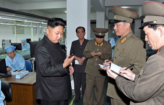O líder da Coreia do Norte, Kim Jong-un, vistoria fábrica que produz o smartphone Arirang (Foto: France Presse/KCNA)