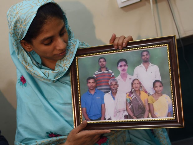 A Indiana Geeta segura uma fotografia que possivelmente é da sua família (Foto: Rizwan Tabassum /AFP) A Indiana Geeta segura uma fotografia que possivelmente é da sua família (Foto: Rizwan Tabassum /AFP)
