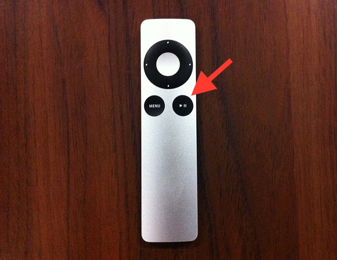 Mantendo o botão play/pause pressionado para hibernar a Apple TV (Foto: Reprodução/Marvin Costa)