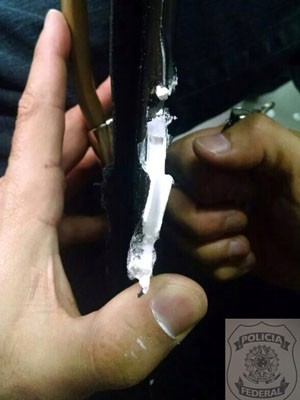 Cocaína apreendida no Galeão  estava escondida em armação de malas  (Foto: Divulgação/Polícia Federal)
