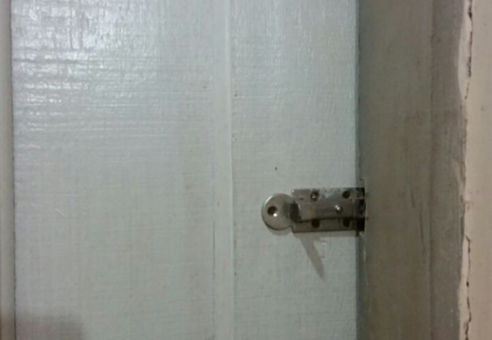 Porta de quarto onde jovem era mantida em Florianópolis tinha tranca do lado de fora (Foto: Polícia Civil/Divulgação)