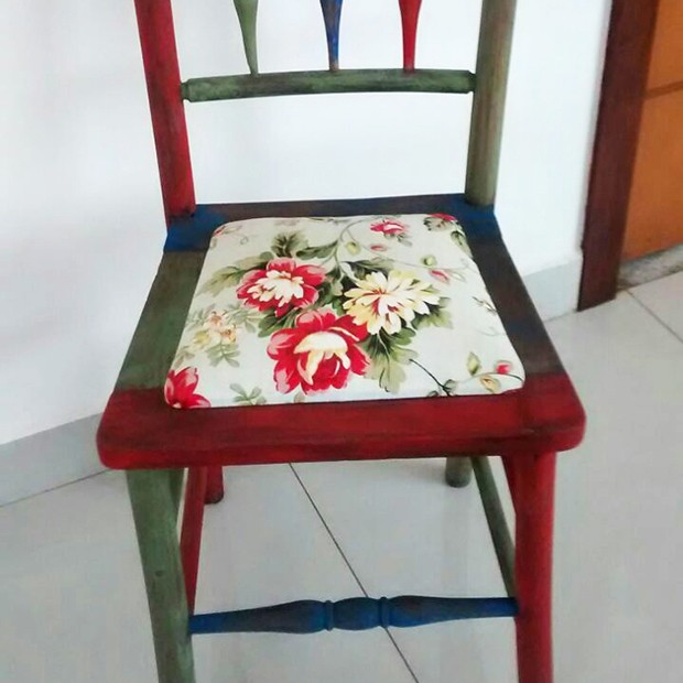 Cadeira colorida é destaque na sala. (Foto: Eubea Freitas)