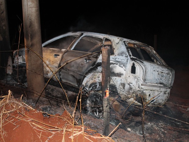 G1 Vendedor morre carbonizado após bater carro contra poste em