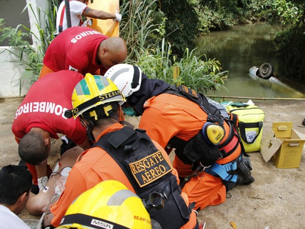 Bombeiros reanimam vítima que caiu com carro em córrego de Planaltina (Foto: Corpo de Bombeiros/Divulgação) Bombeiros reanimam vítima que caiu com carro em córrego de Planaltina (Foto: Corpo de Bombeiros/Divulgação)