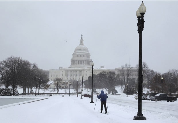 Capitólio é visto sob a neve nesta quinta-feira (13) em Washington (Foto: Jim Bourg/AFP)