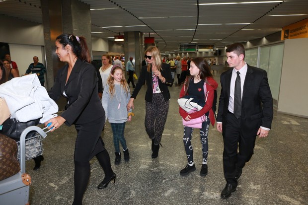 Kate Moss em aeroporto no RJ (Foto: Gabriel Reis e Dilson Silva / Ag. News)