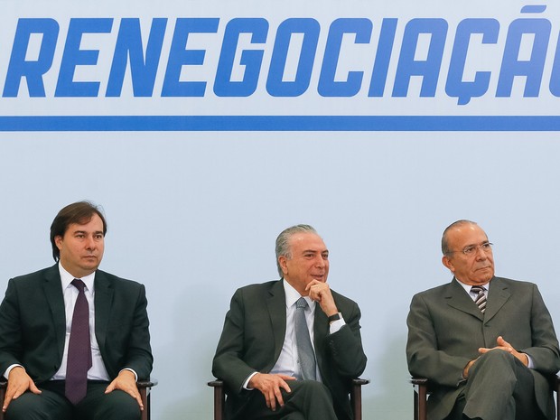 Temer com o presidente da Câmara, Rodrigo Maia, e o ministro da Casa Civil, Eliseu Padilha, durante cerimônia no Planalto (Foto: Beto Barata/PR)