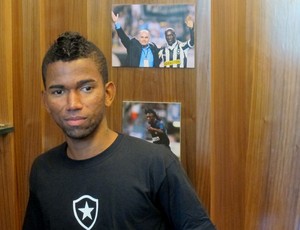 Cidinho na Exposição Seedorf na loja oficial do Botafogo (Foto: gabriel Fricke)