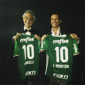Tenor italiano Andrea Bocelli ganhou o manto alviverde de presente.