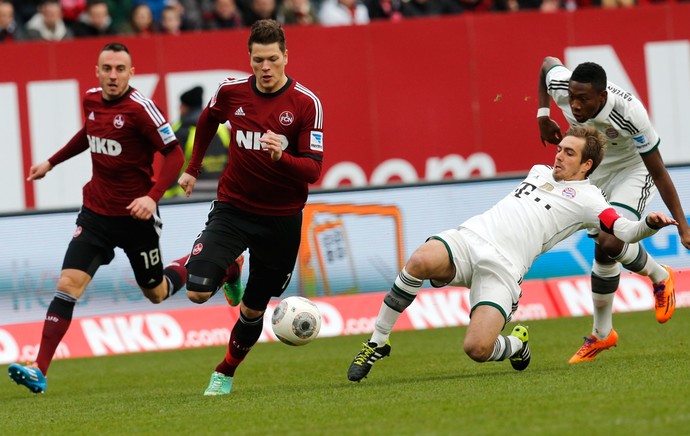Daniel Ginczek e Philipp Lahm, Nuremberg x Bayern de Munique (Foto: AP)