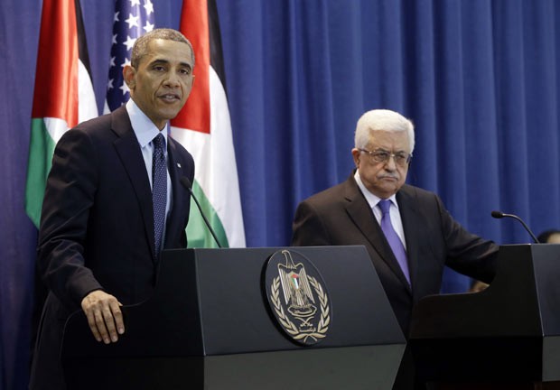 O presidente dos EUA, Barack Obama, e seu colega palestino, Mahmud Abbas, dão entrevista nesta quinta-feira (21) em Ramallah (Foto: AP)