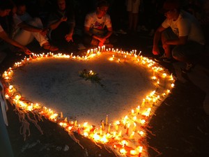 Coração pintado em frente ao memorial improvisado ganha luz, Kiss (Foto: Luiza Carneiro/G1)