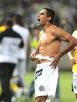 jogadores do ASA comemoram vitória sobre o Ceará (Foto: Ag. Estado)