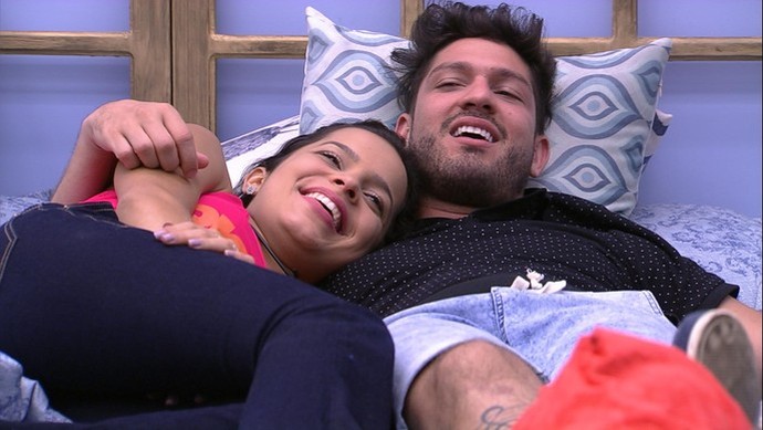 Luiz Felipe e Mayla abraçados no BBB17 (Foto: TV Globo)