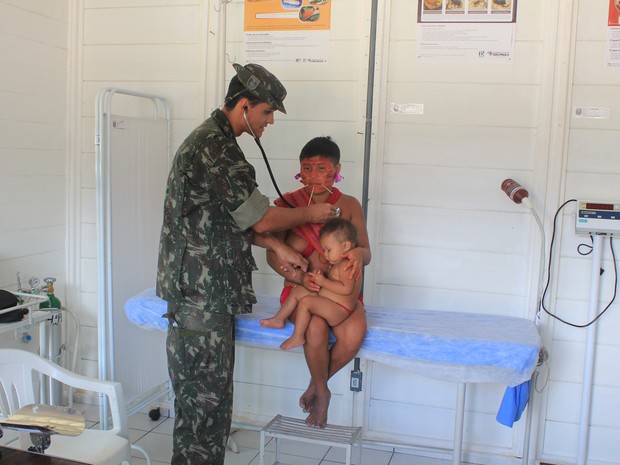 Mãe e filho indígenas durante atendimento médico na região do Surucucu (Foto: Laudinei Sampaio/TV Roraima)