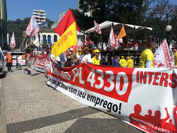 Manifestantes se concentram na Praça Mauá (Foto: Mariane Rossi / G1)