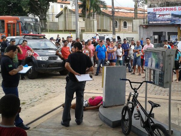Peritos coletam informações na cena do crime, no Filipinho (Foto: Douglas Pinto/TV Mirante)